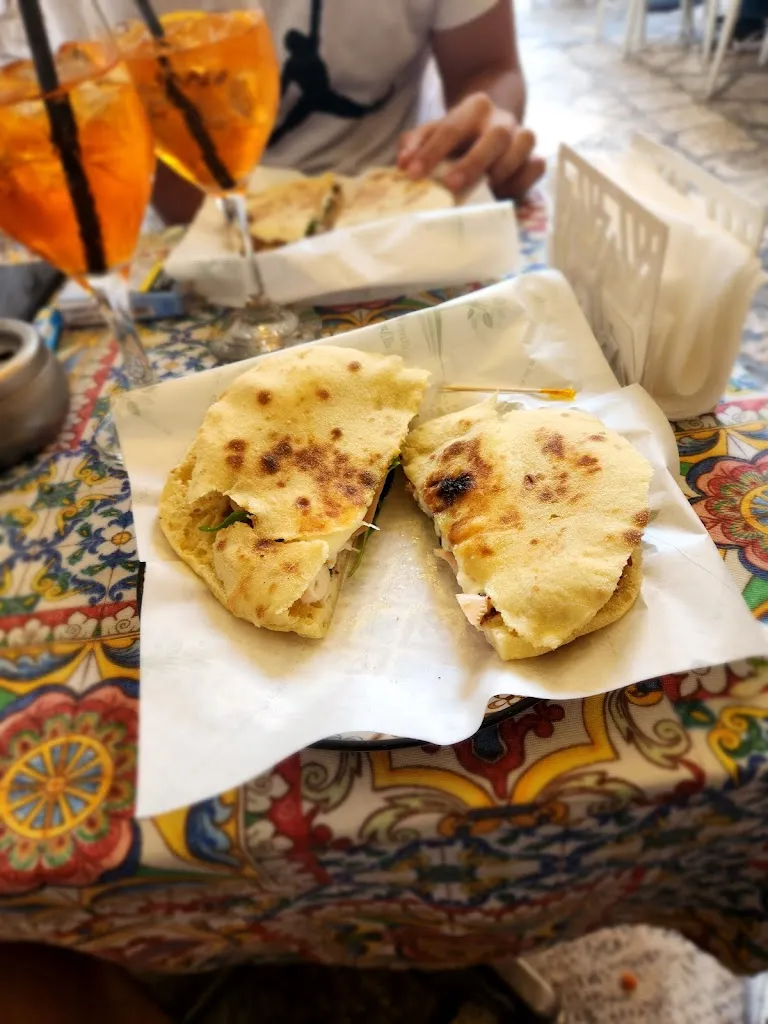 Attila Bartucz_Bontà sotto l'arco_Polignano a Mare_review