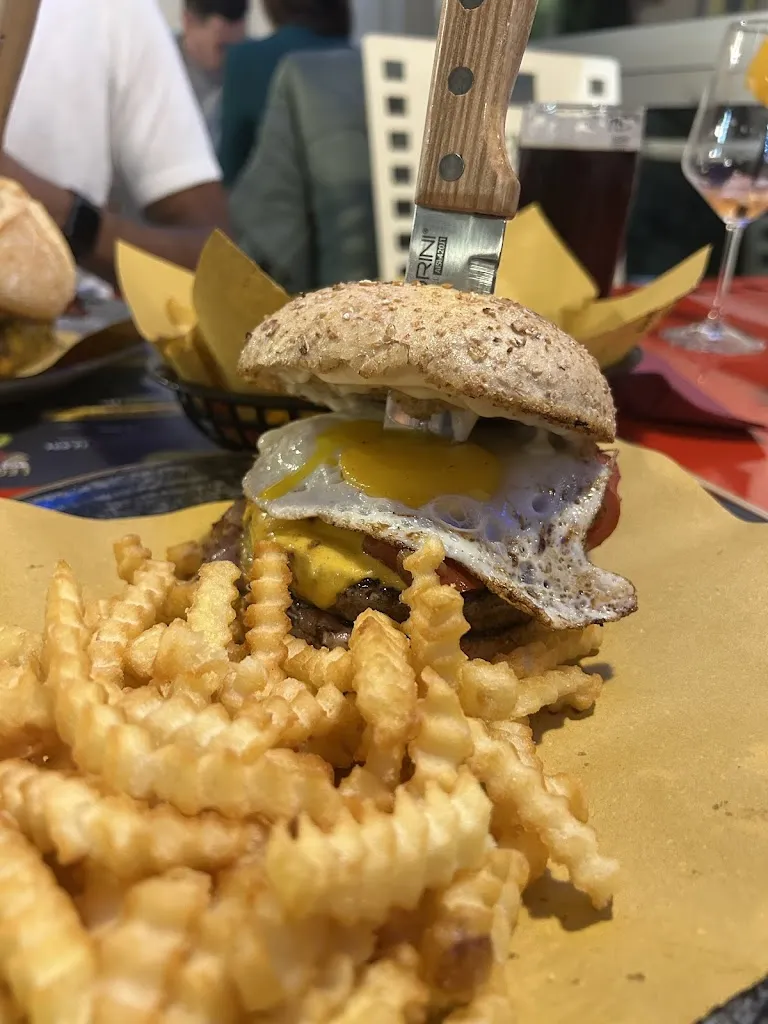 Serena Venturin_LEGENDS | Hamburgeria bar fast food_Orgiano_review