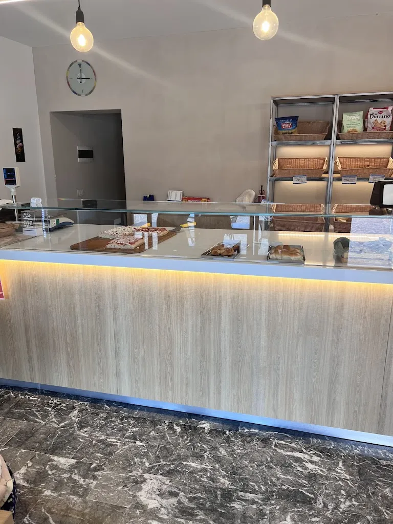 Polina Vansach_Paiarolli's Bakery. Pizza al Taglio, Pasticceria e Panificio Paiarolli_Rivoli Veronese_review