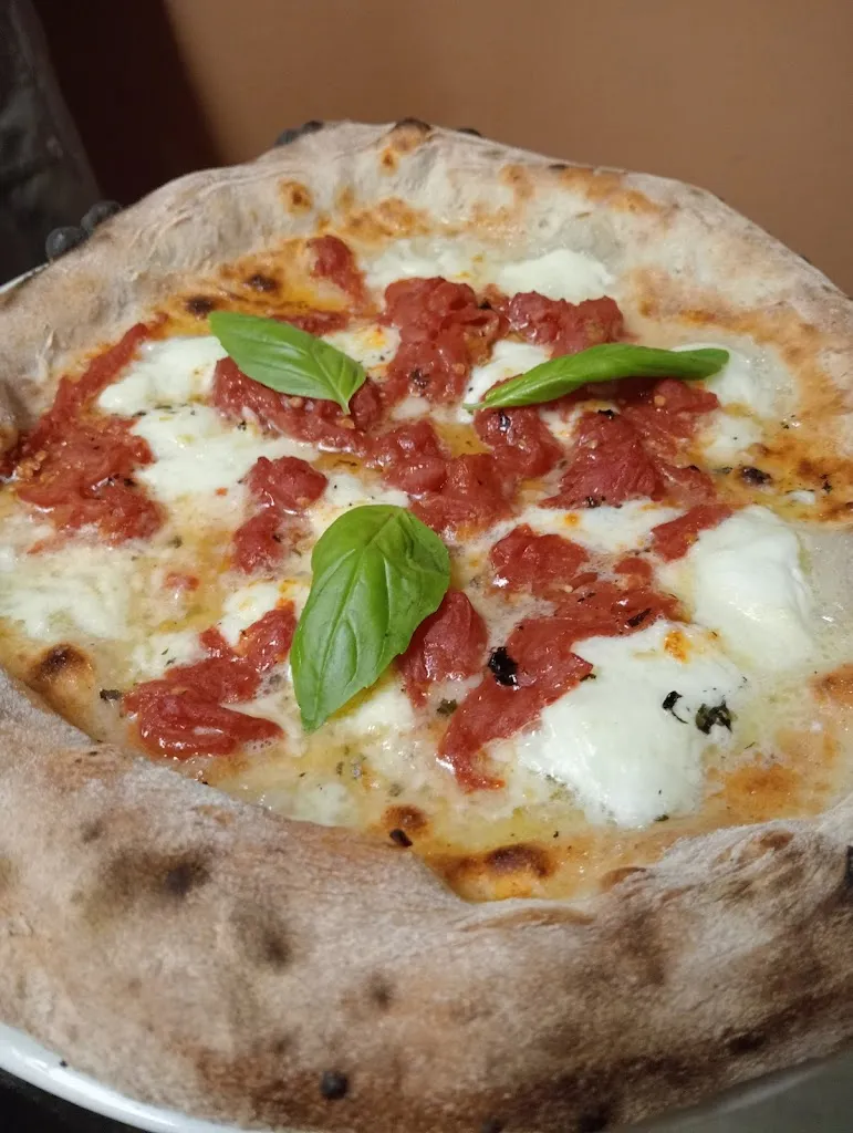 To-Mato la pizzeria_Saletto_slider_image_3