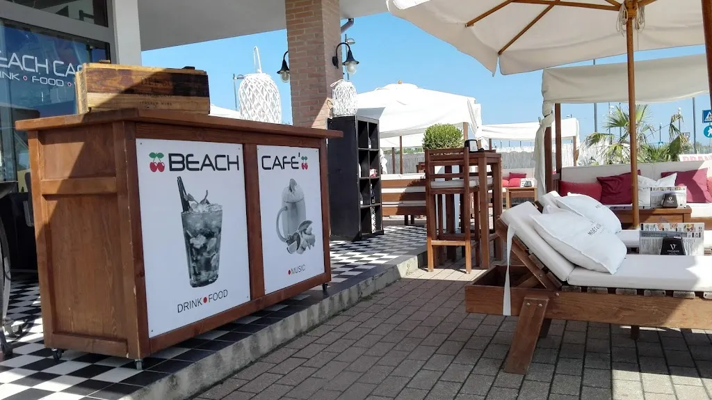 Stuart Wood_Beach Café_Rosolina_review