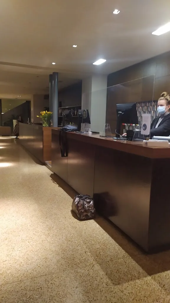 Edward Voskerichian_Sweet Hotel_Schiavon_review