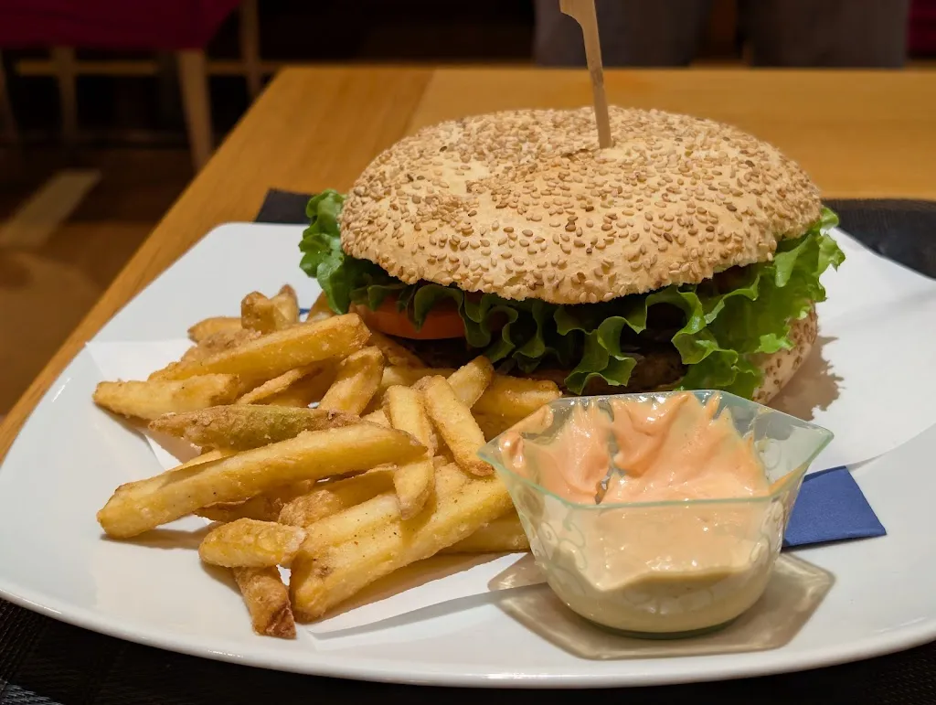 Ahmed Bin Roman_Hollywood Burger_Spresiano_avis