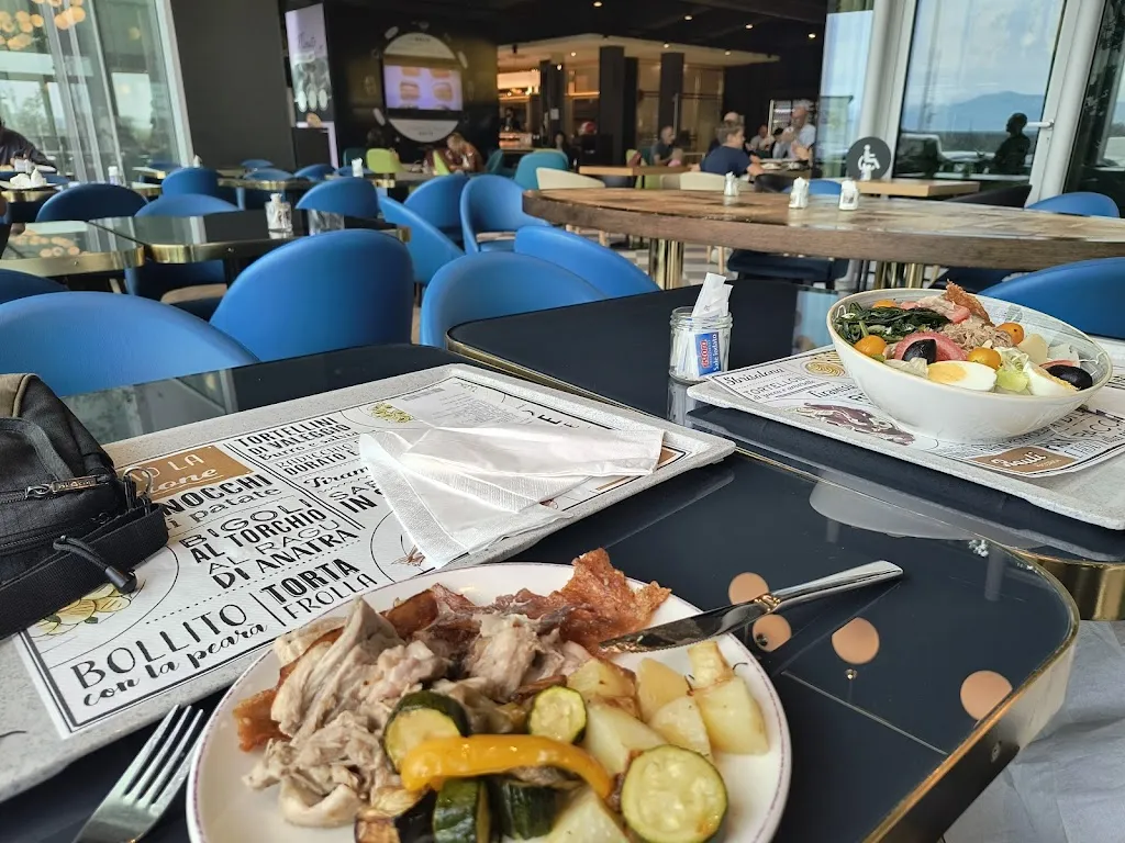 Ray Dennett_Bauli in Autostrada_Sommacampagna_review