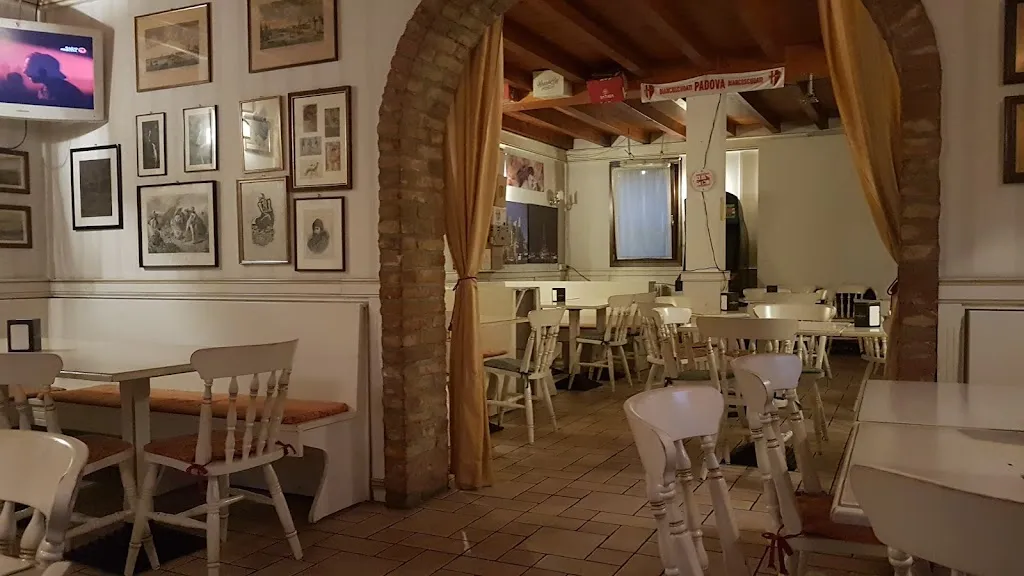 Cheers Pub restaurant in Tombolo