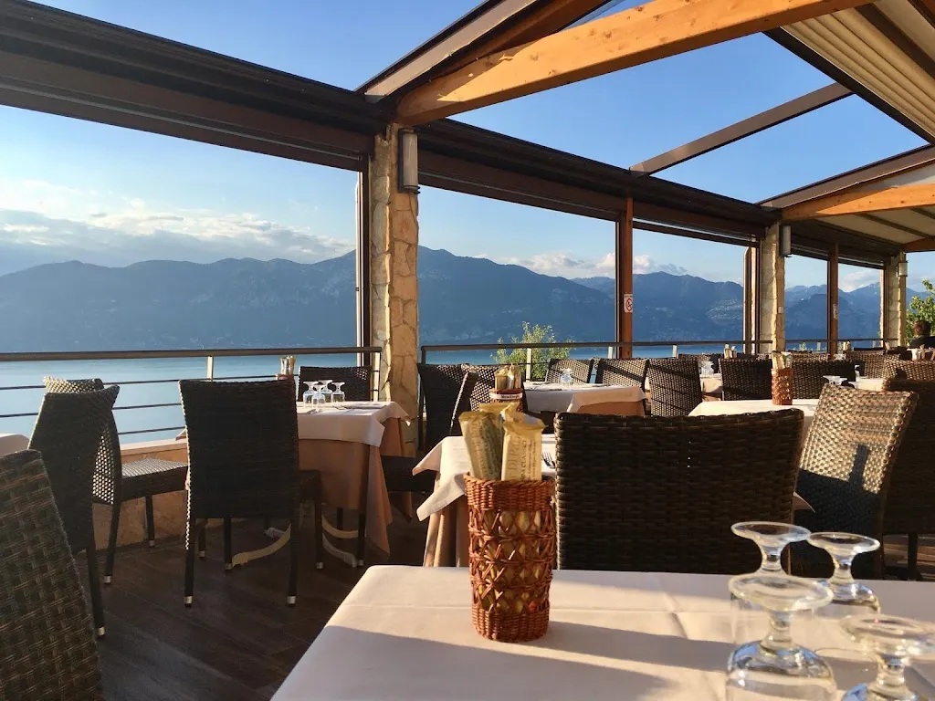 Trattoria Bar Panoramico restaurant in Torri del Benaco