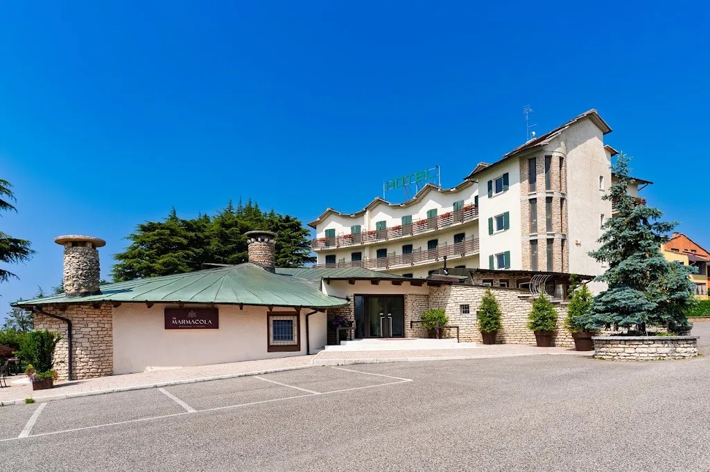 Hotel La Pineta restaurant in Velo Veronese