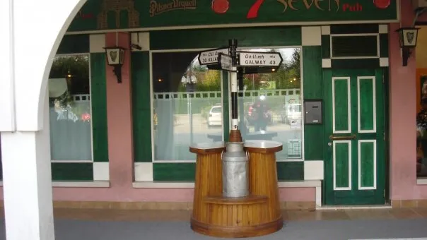 Seven Pub restaurant in Villatora