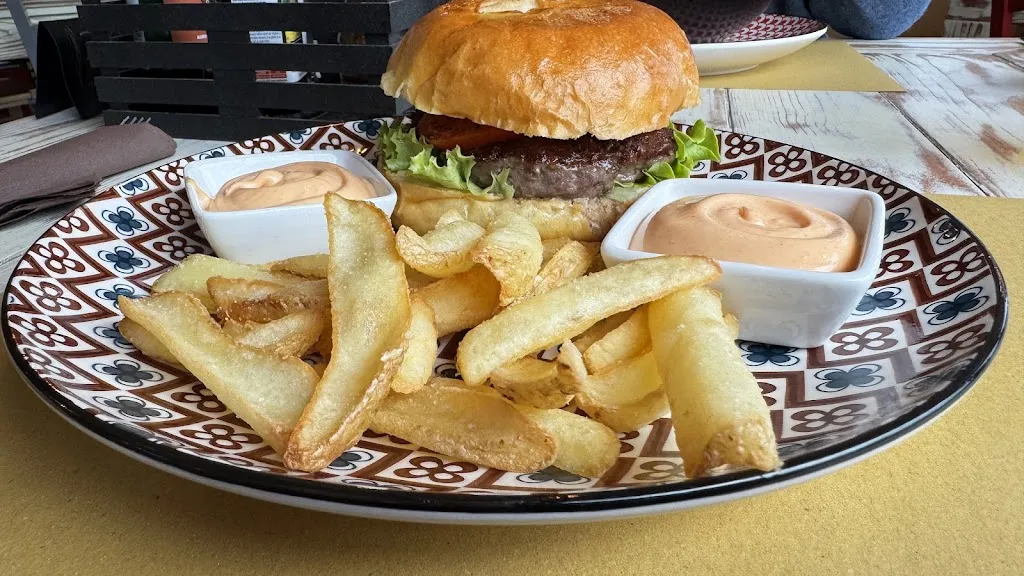 Micha Amir_Double B. Burgers_Zero Branco_review