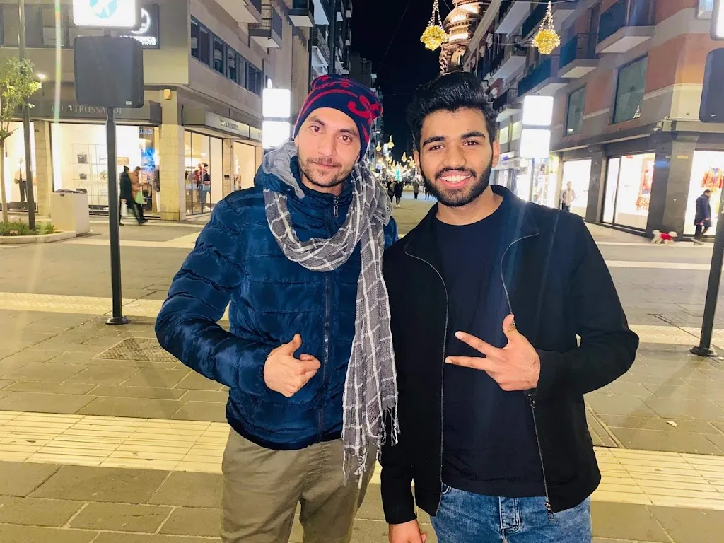 Naveed Akhtar_Mera Café_Sannicandro di Bari_reseña