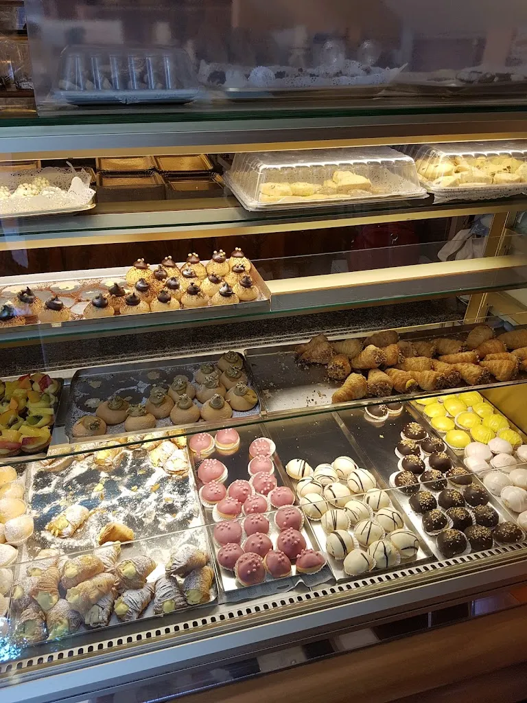 Vito Carlo Alberto Caponio_Pasticceria Millevoglie di Bruno Visceglia_Santeramo in Colle_review