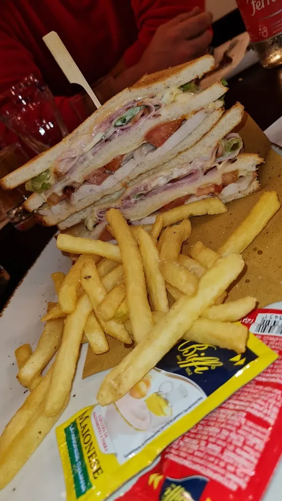 Viviana Perniola_Victorian Living Pub_Santeramo in Colle_review