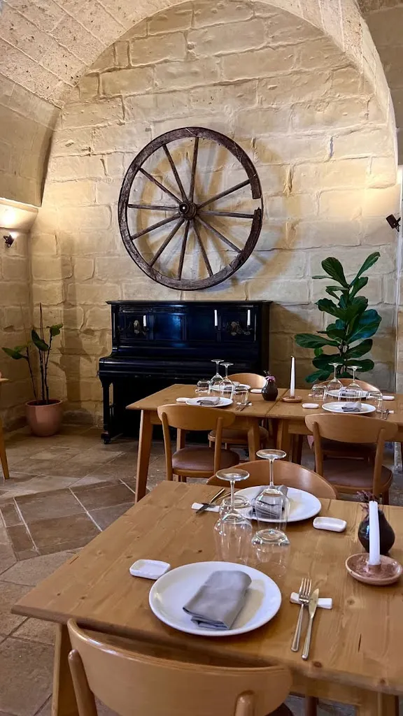 Masseria Caronte restaurant in Strudà