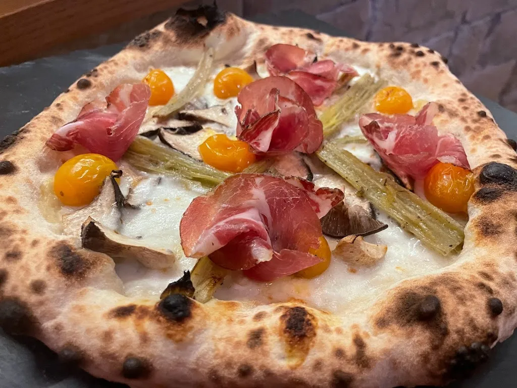 Pazzi Per Pizza_Villa Castelli_slider_image_3