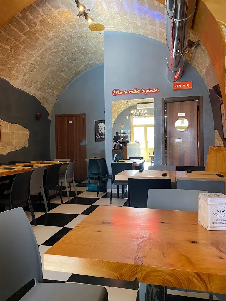 Annamaria Sarlo_Tresor pizzeria napoletana, burger, cocktail_Spinazzola_review