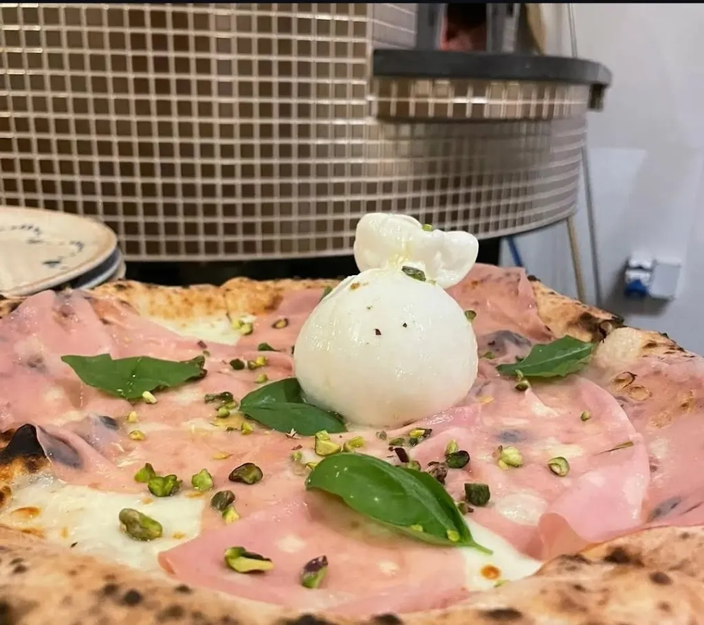 Andrea Viglione_Tresor pizzeria napoletana, burger, cocktail_Spinazzola_review