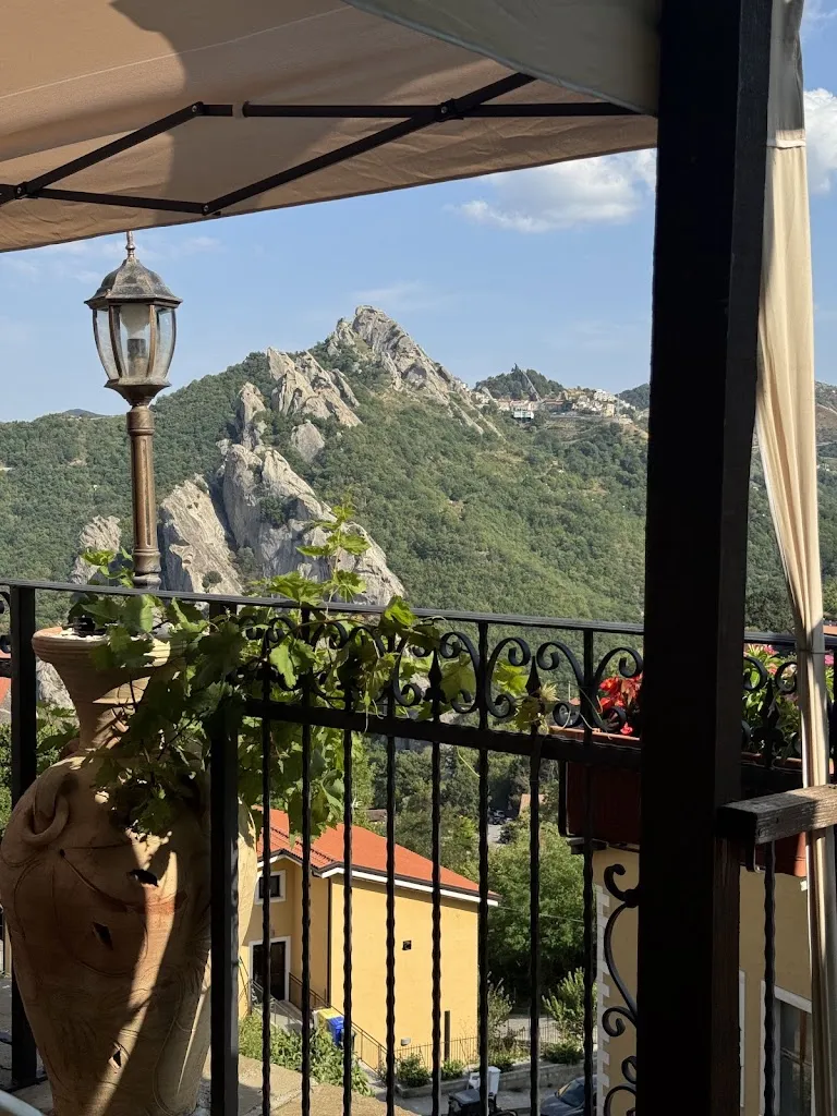 Eddy Li_Monserrat_Castelmezzano_review