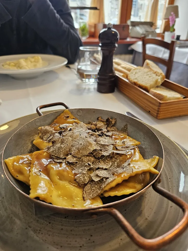 Mani_La Ginestra_Ginestra_review