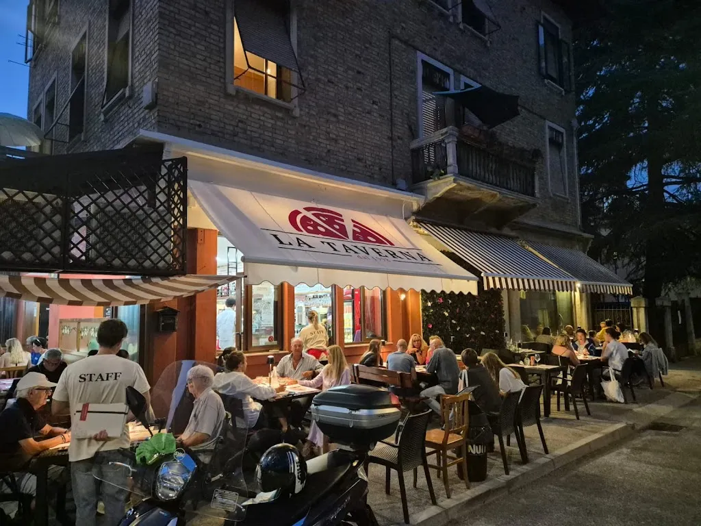 Pizzeria La Taverna restaurant in Lido