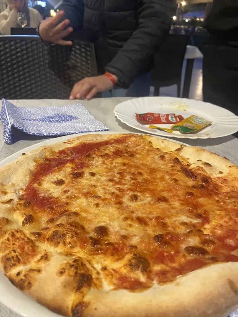 F. Messaoudia_Pizzeria Ristorante Stella_Lido_review