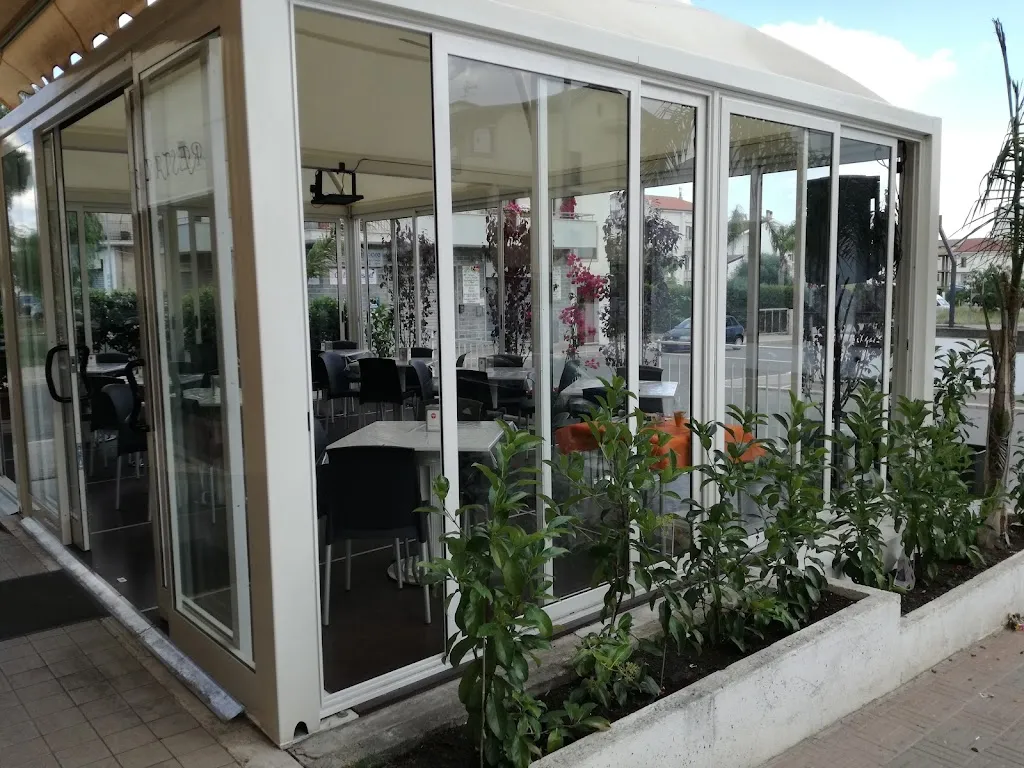 Too Chic Too Lunch Cafe - Bar E Tavola Calda restaurant in Marconia