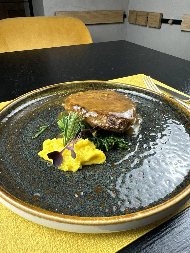 Helliot lounge & bistrot_Paterno_slider_image_2