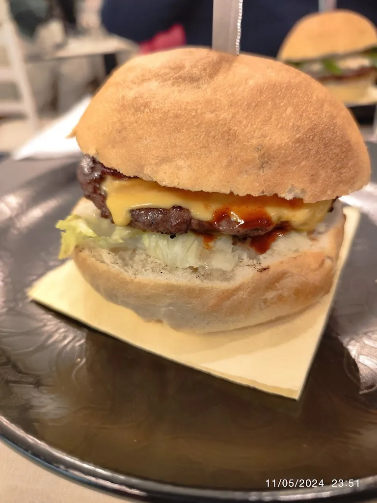 Menu_Black & White_Tolve_image_1