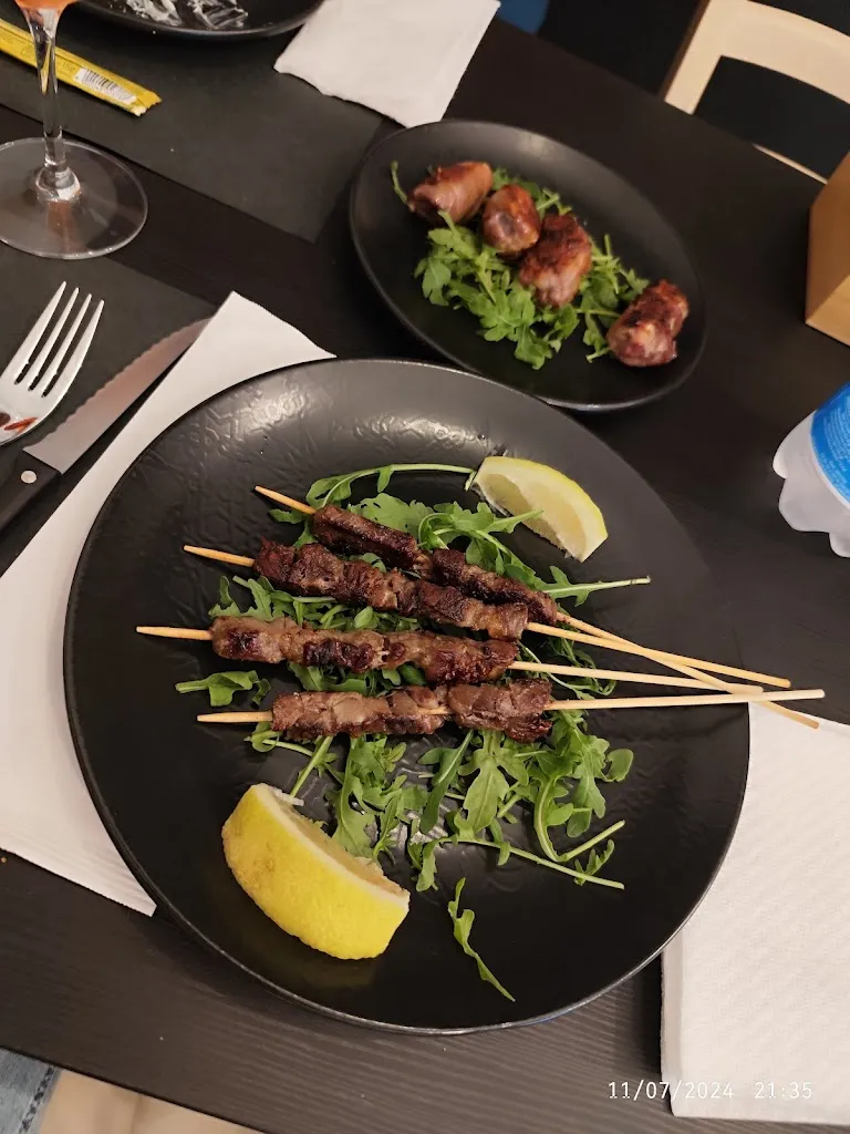 Menu_Black & White_Tolve_image_2