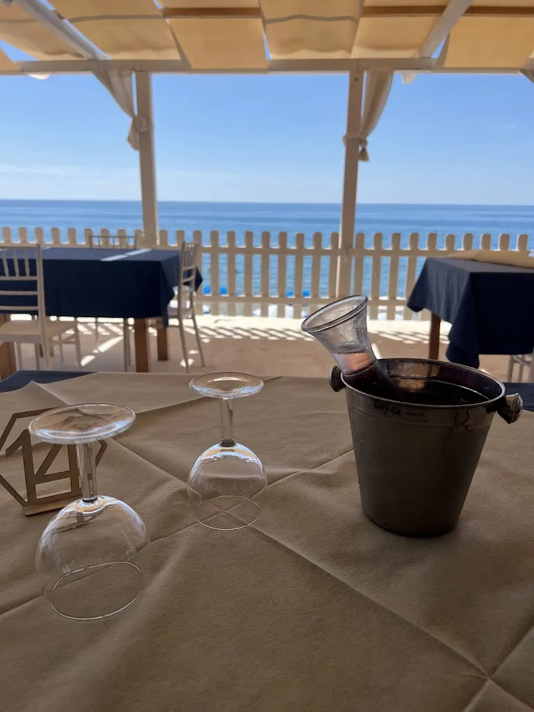 Summertime restaurant in Acquappesa