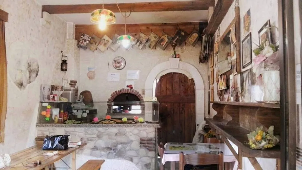 Pizzeria La Taverna restaurant in Civitella Roveto