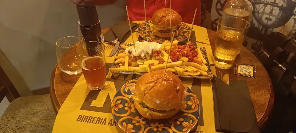 Mina Mo'! Pub - Birreria Artigianale - Hamburgeria_Amantea_slider_image_3