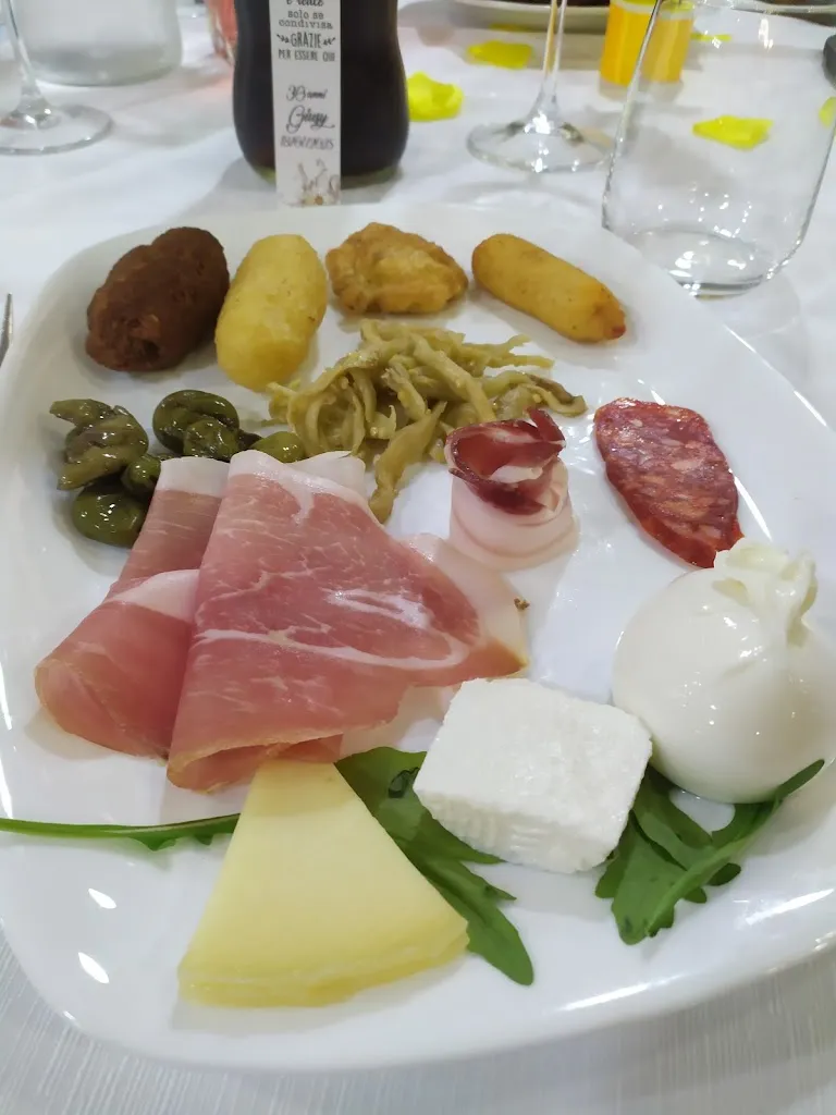 Nuccia Nicoletti_Ristorante pizzeria sala ricevimenti La Nuova Hostaria_Belsito_review