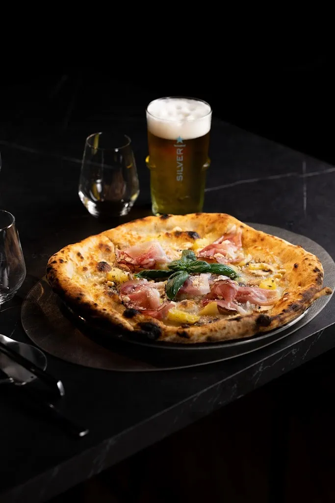 Minimal pizzeria & bar restaurant in Bivongi