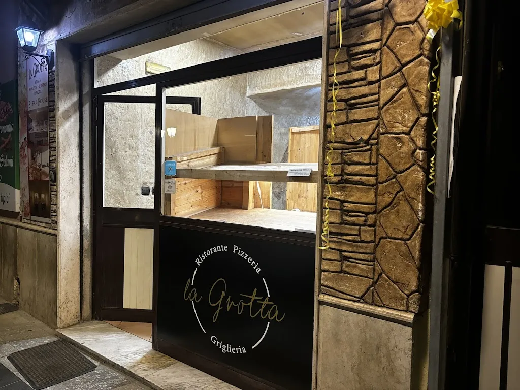 La Grotta Griglieria Brancaleone restaurant in Brancaleone-Marina