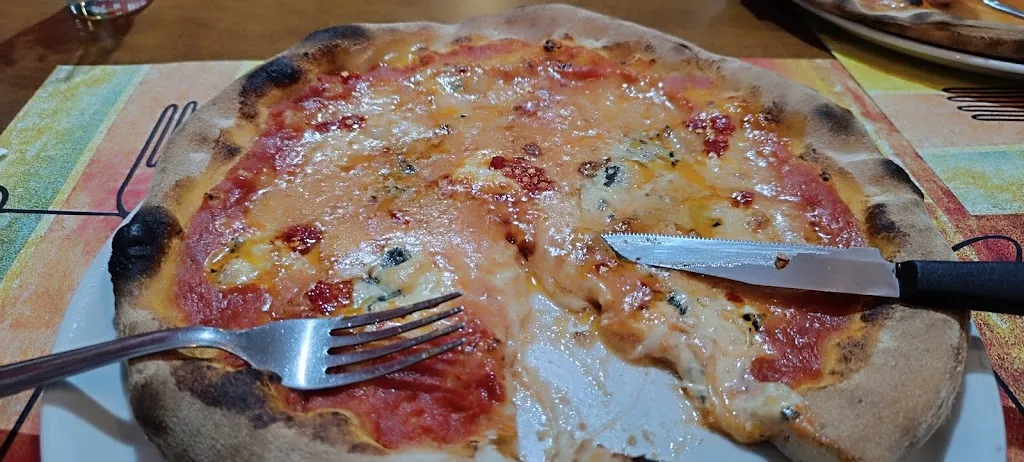 Pizzeria White Hart restaurant in Caloveto