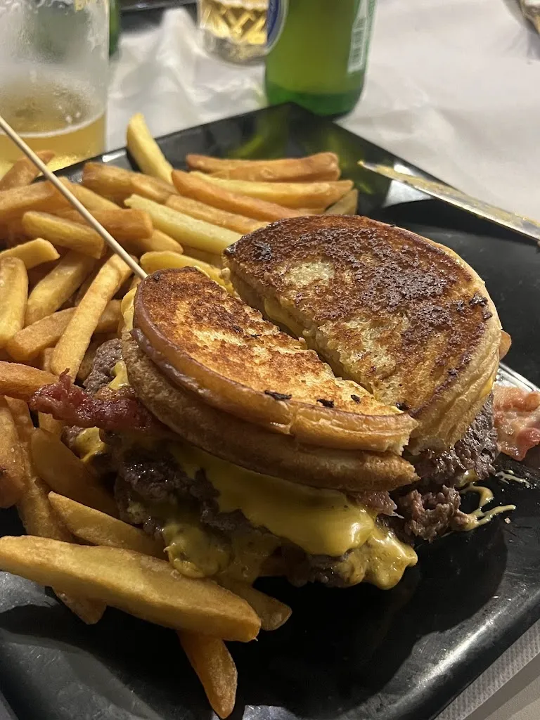 Dr. Leonardo Ioppolo_L'Isolitana | pizzeria forno a legna / PANINOTECA SMASH BURGER/gastronomia/bar_Capo Rizzuto_review