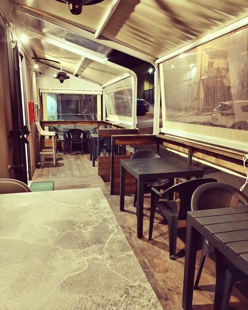 3 Pomodori Pizza e Fritti restaurant in Casole Bruzio