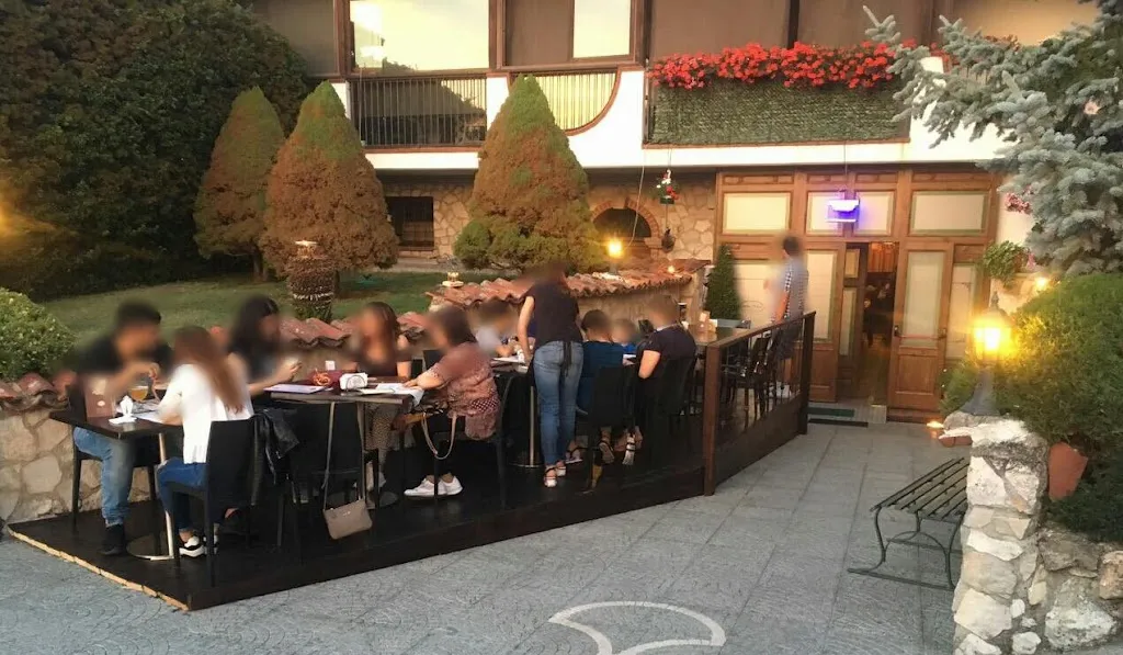 Little John Irish Pub restaurant in Celico