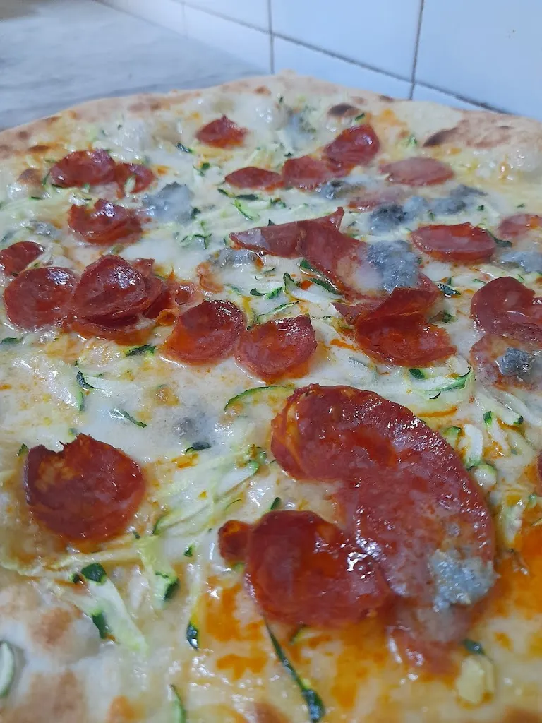 Pizzeria L'aquilone restaurant in Cerisano