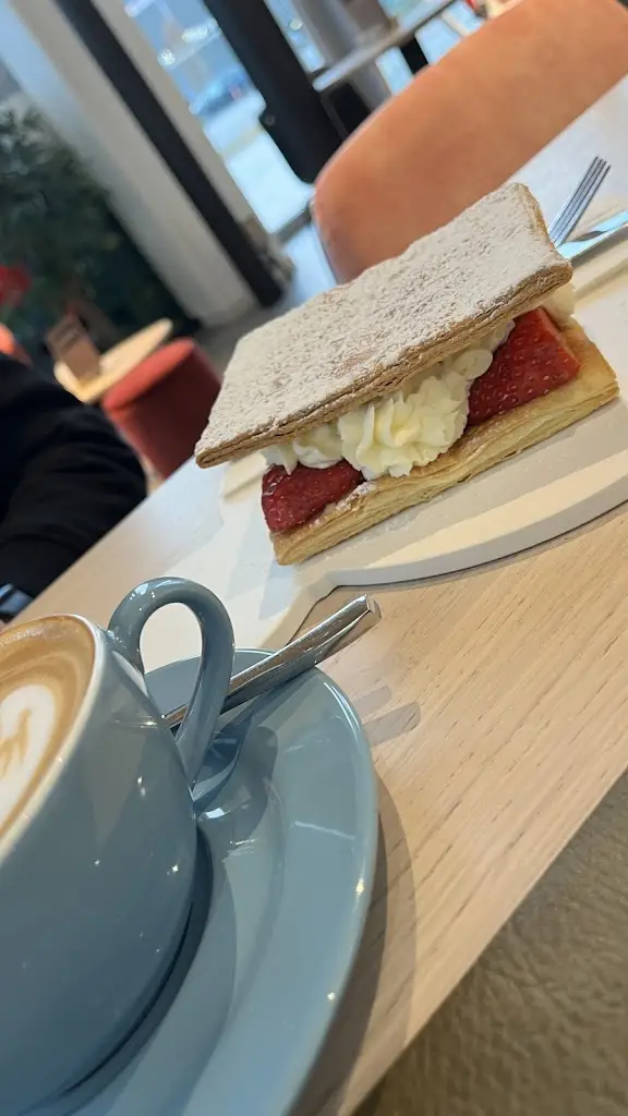 Esra Eda_Cafe da Capo_Capellen_review