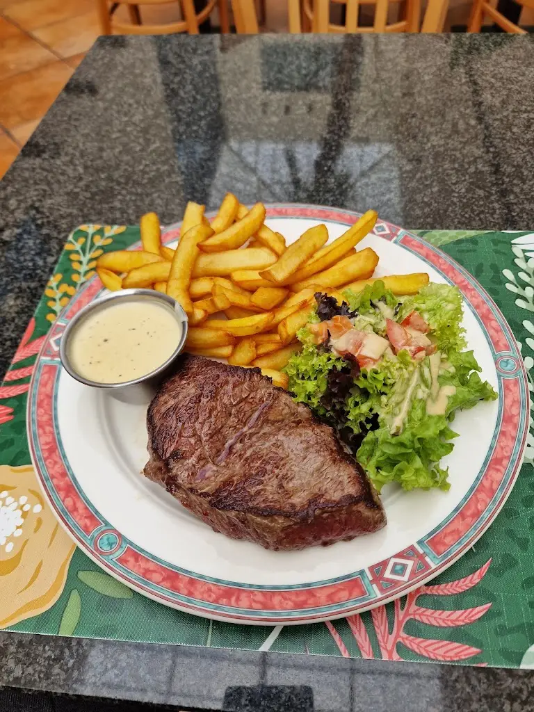 alexandru alexe_Arizona Lounge_Contern_review