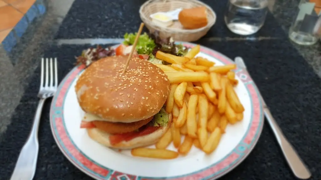 hemant gupta_Arizona Lounge_Contern_review