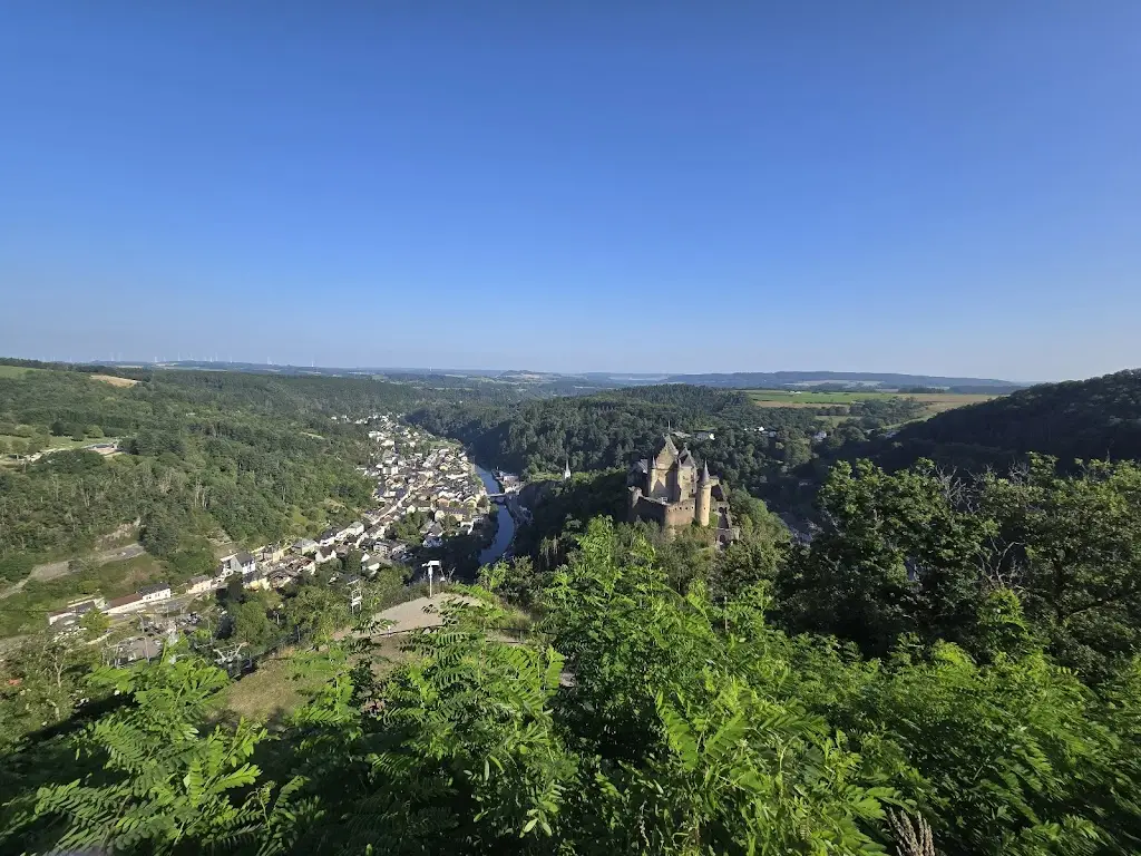 adam clare_Buvette du télésiège_Vianden_reseña