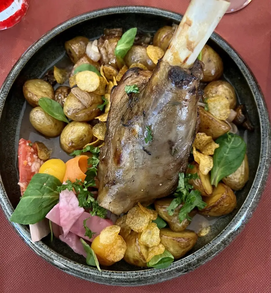 Anastasia Karpeyeva_La table d'Am park_Berdorf_reseña