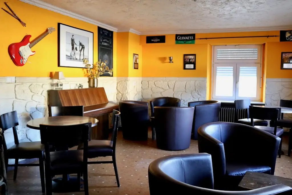 Café Duerfkessel Käerch restaurante en Koerich