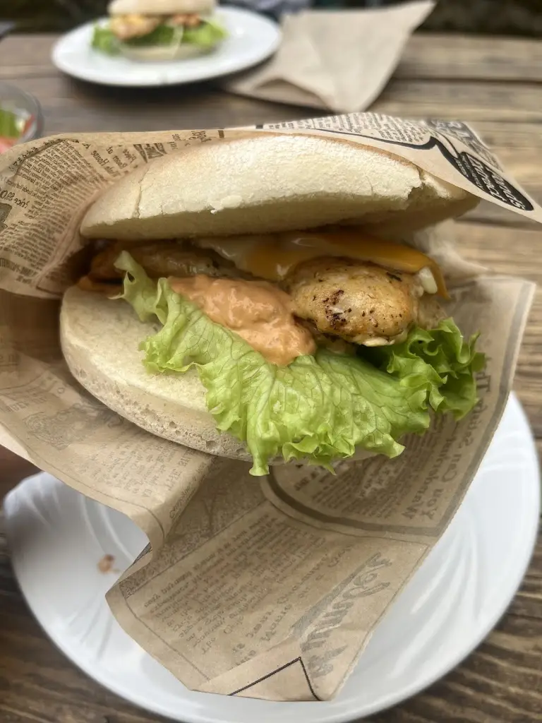 Maiken Hagenes_Café A Bau_Heffingen_avis