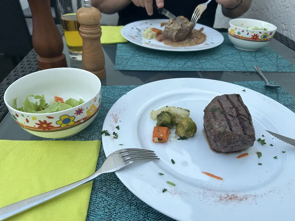 Julia Koplik_Restaurant „Le Menhir