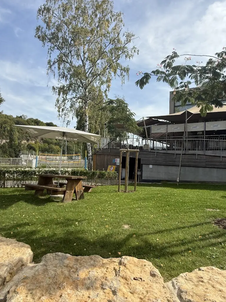 Flower Girl_Restaurant Sauerpark Beach_Rosport_reseña