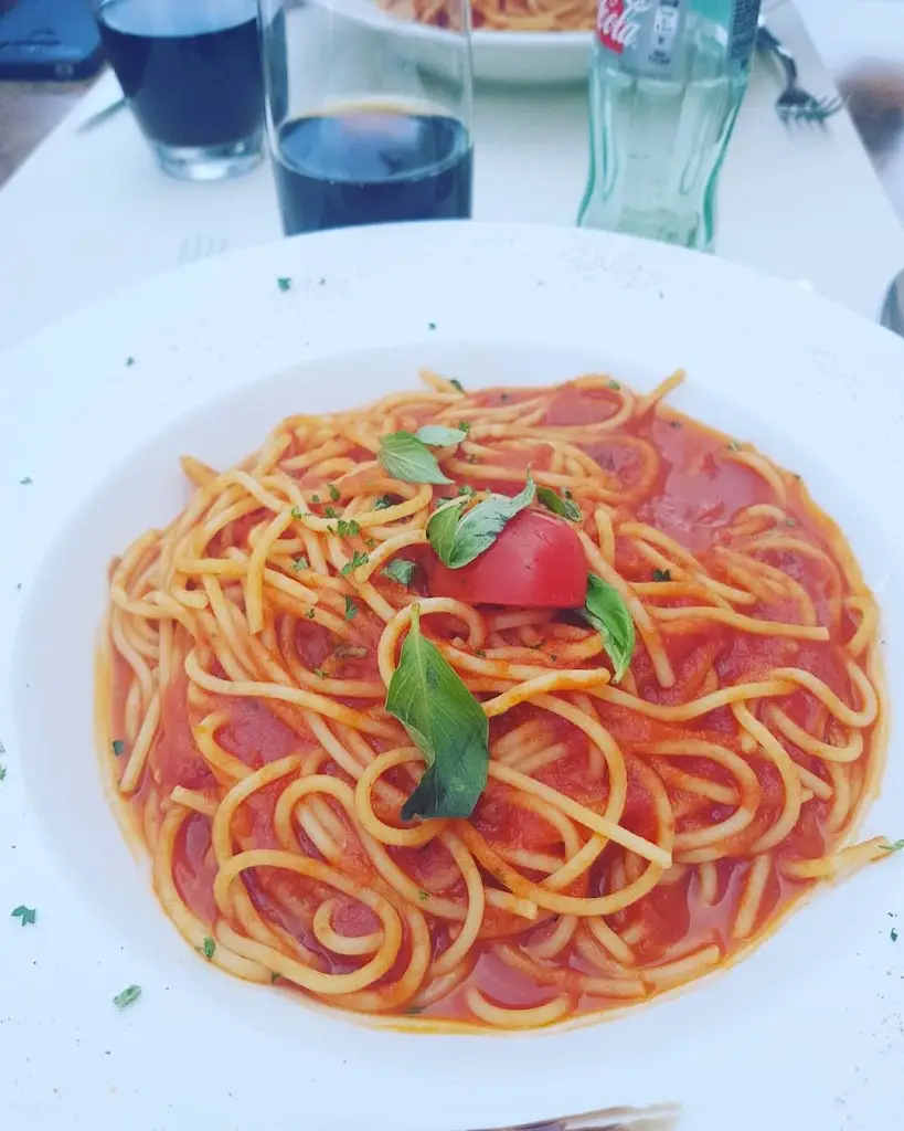 Li Hjalmarsson_Restaurant Il Pizzico Sàrl_Senningen_avis