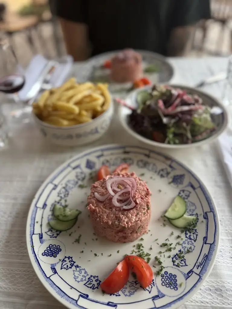 Gina Isaia_Wäistuff a Possen_Bech-Kleinmacher_review